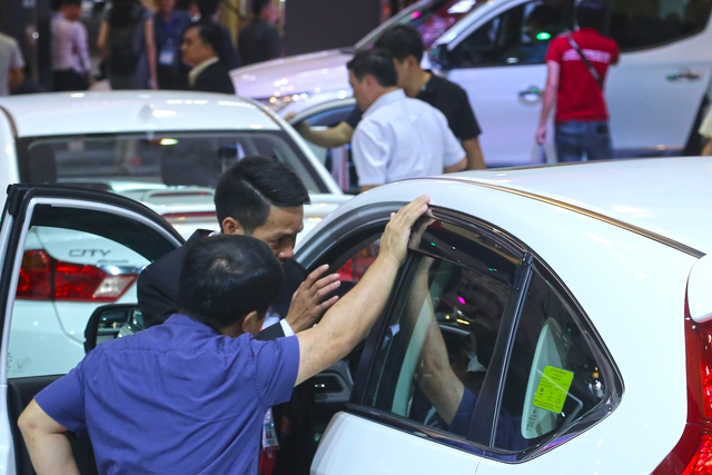Thị trường ô tô Việt Nam 2023 và cú “bẻ lái” của lệ phí trước bạ