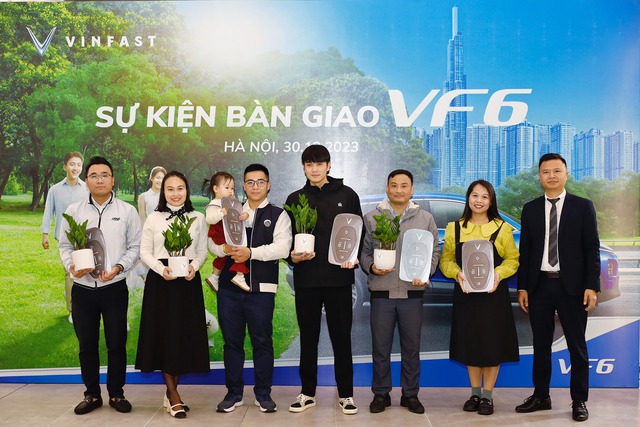 VinFast bàn giao lô xe VF 6 đầu tiên cho khách hàng- Ảnh 1.