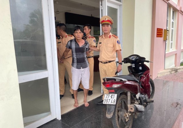Kiểm tra ôtô khách, CSGT Phú Yên phát hiện, bắt giữ đối tượng trộm cắp môtô- Ảnh 1.
