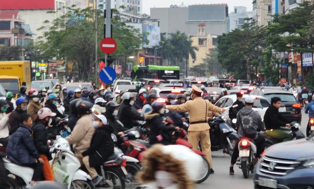 CSGT Hà Nội tập trung phòng ngừa ùn tắc giao thông dịp cuối năm- Ảnh 1.