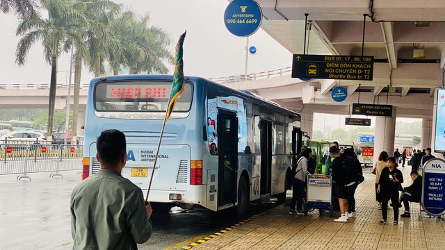 Xe buýt miễn phí ở sân bay Nội Bài hoạt động thế nào?

 - Ảnh 3.