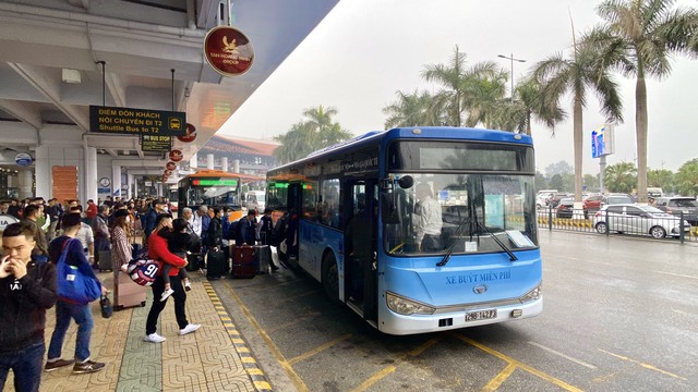 Xe buýt miễn phí ở sân bay Nội Bài hoạt động thế nào?

 - Ảnh 1.