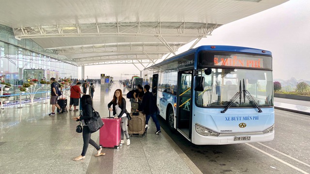 Xe buýt miễn phí ở sân bay Nội Bài hoạt động thế nào?

 - Ảnh 8.