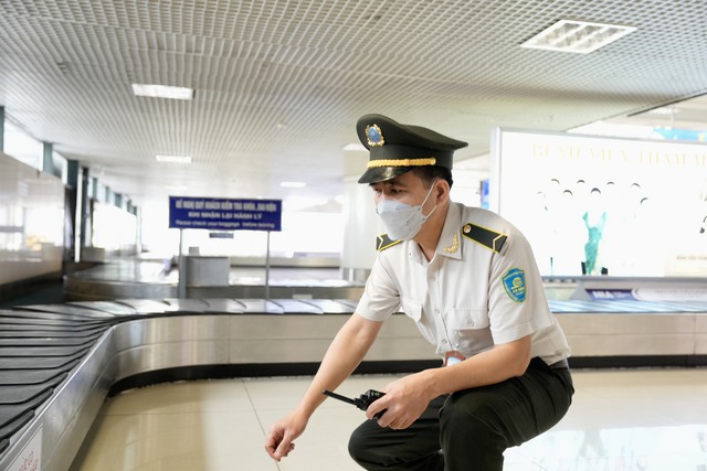 Bất ngờ số tiền cực &quot;khủng&quot; trong chiếc túi hàng hiệu bỏ quên tại sân bay Nội Bài   - Ảnh 3.
