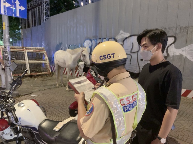 TP.HCM: CSGT xử phạt thanh niên cưỡi ngựa dạo phố - Ảnh 2.