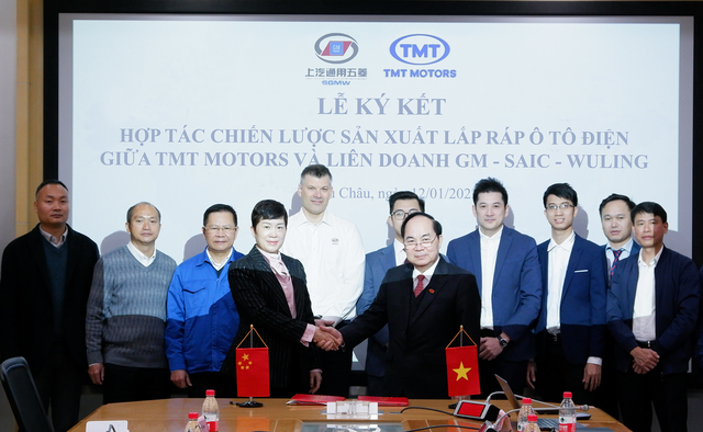 Ông Bùi Văn Hữu (phải) - Chủ tịch HĐQT TMT Motors cùng đại diện của liên doanh GM - (SAIC - WULING) tại buổi lễ ký kết hợp tác, ngày 12/01/2023.