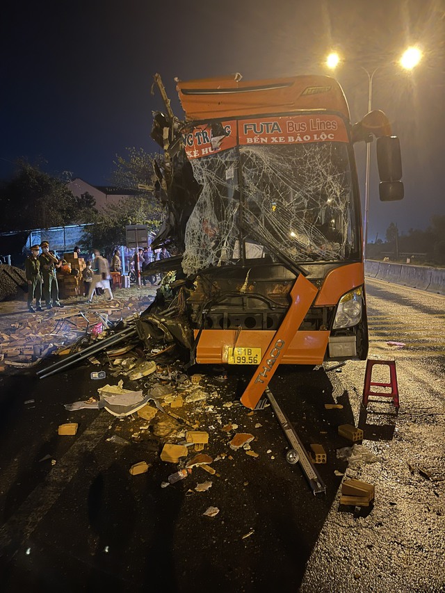 Xe khách Phương Trang va chạm xe tải trên QL1 qua Quảng Nam, 3 người tử vong - Ảnh 2.