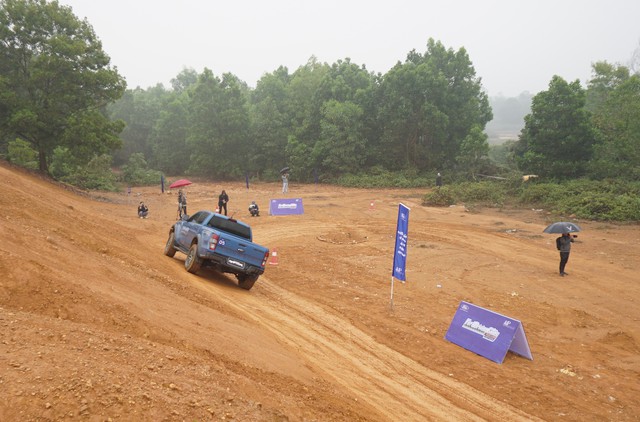 Ford Việt Nam hướng dẫn kỹ năng lái xe an toàn chođường địa hình - Ảnh 2.