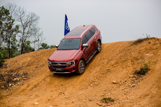 Ford Việt Nam hướng dẫn kỹ năng lái xe an toàn chođường địa hình - Ảnh 1.