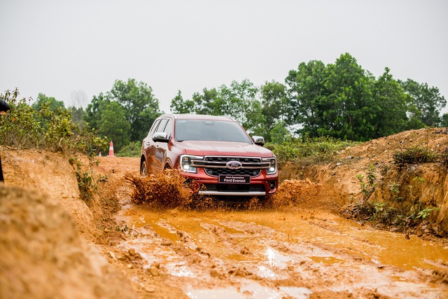 Ford Việt Nam hướng dẫn kỹ năng lái xe an toàn chođường địa hình - Ảnh 3.