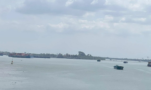 Điều tra nguyên nhân vụ lật thuyền trên sông Đồng Nai khiến 12 rơi xuống sông, một người tử vong - Ảnh 1.