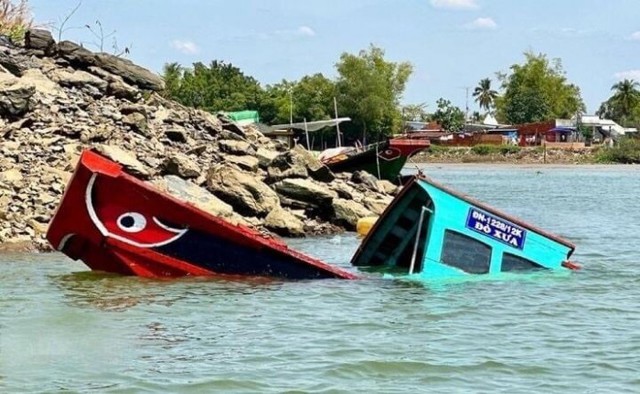 Lật thuyền trên sông Đồng Nai không được cấp phép chở khách từ TP.HCM - Ảnh 1.