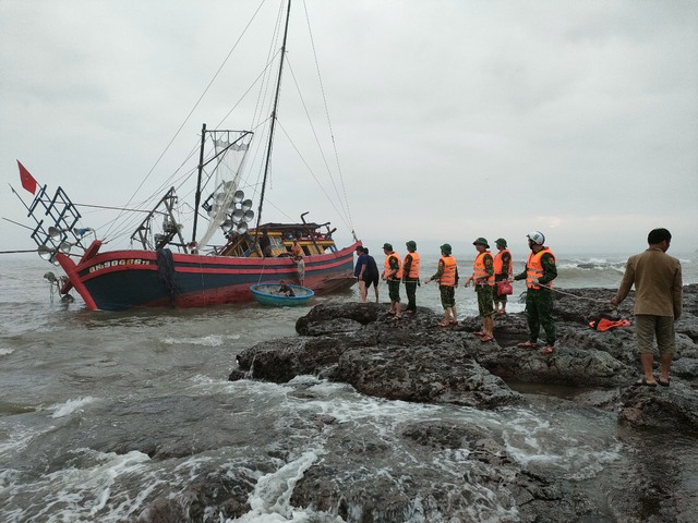 Tàu cá cùng 10 thuyền viên mắc kẹt trên biển Quảng Trị - Ảnh 2.
