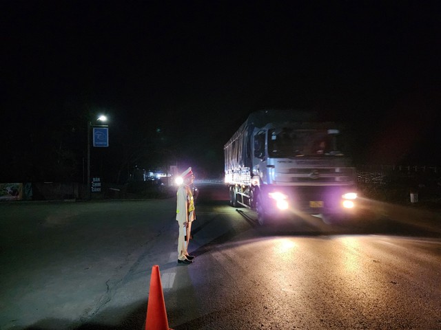 CSGT Hòa Bình xuyên đêm hướng dẫn giao thông, cảnh báo lái xe đường đèo dốc - Ảnh 2.