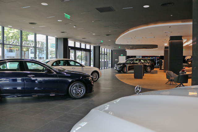 Khu vực trưng bày bên trong showroom Mercedes-Benz đạt chuẩn MAR2020 toàn cầu.