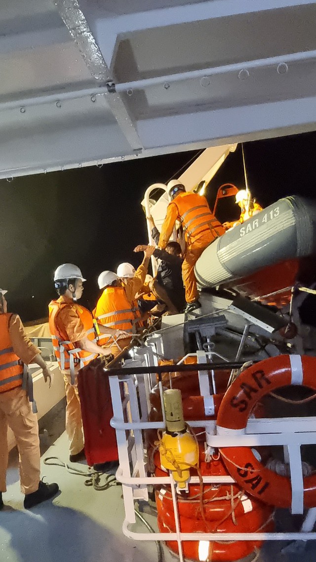 Những hình ảnh mới nhất cứu 18 thuyền viên gặp nạn trên vùng biển Bình Thuận

 - Ảnh 5.