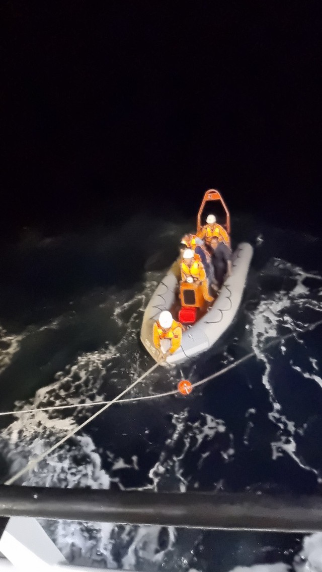 Những hình ảnh mới nhất cứu 18 thuyền viên gặp nạn trên vùng biển Bình Thuận

 - Ảnh 4.