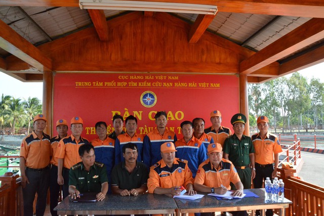 Những hình ảnh mới nhất cứu 18 thuyền viên gặp nạn trên vùng biển Bình Thuận

 - Ảnh 7.