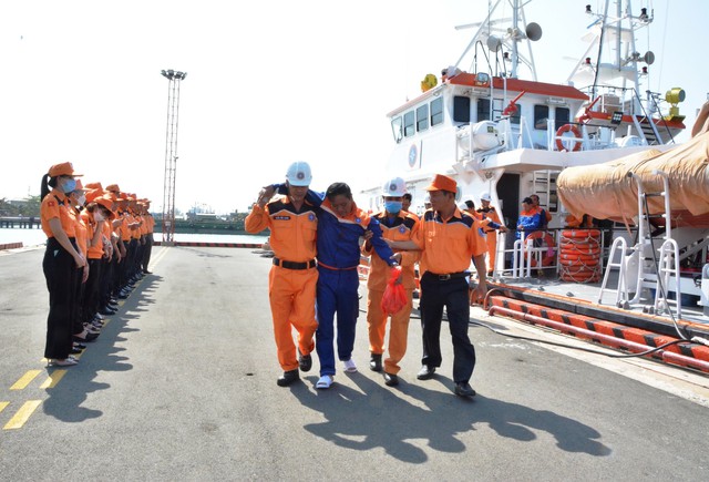 Những hình ảnh mới nhất cứu 18 thuyền viên gặp nạn trên vùng biển Bình Thuận

 - Ảnh 1.