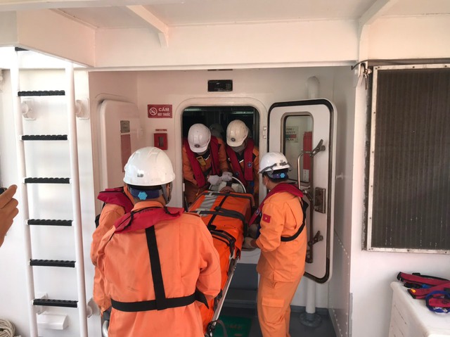Khẩn cấp cứu thuyền viên tàu chở dầu nước ngoài gặp nạn, nguy hiểm tính mạng

 - Ảnh 1.
