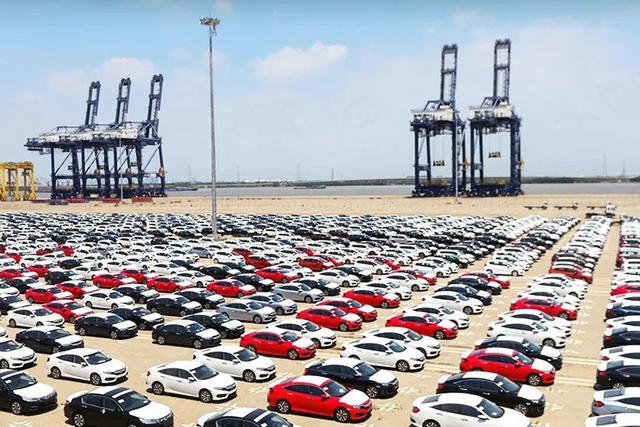 Kim ngạch nhập khẩu ô tô tăng vọt là một bất ngờ bởi thị trường đang ở trong giai đoạn trầm lắng.