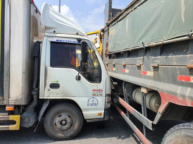5 xe tải va chạm trên QL ở Quảng Nam gây ách tắc giao thông   - Ảnh 6.