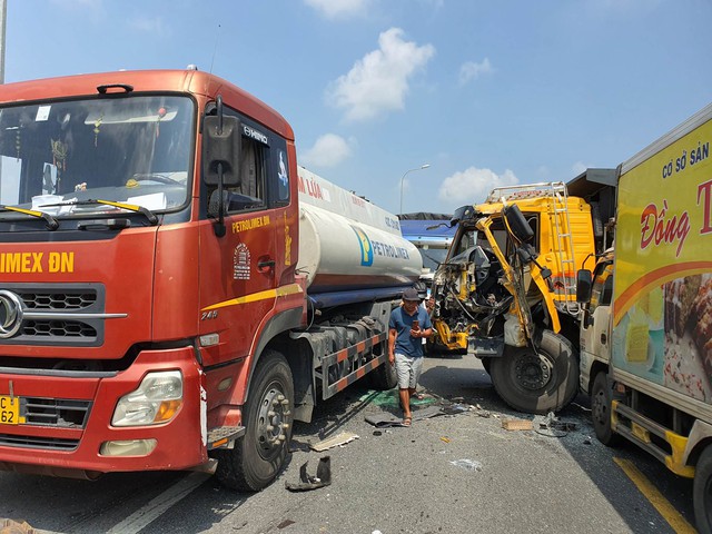 5 xe tải va chạm trên QL ở Quảng Nam gây ách tắc giao thông   - Ảnh 7.