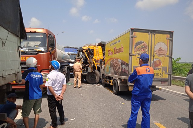 5 xe tải va chạm trên QL ở Quảng Nam gây ách tắc giao thông   - Ảnh 3.