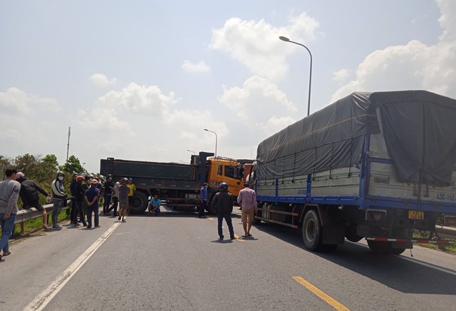 5 xe tải va chạm trên QL ở Quảng Nam gây ách tắc giao thông   - Ảnh 4.