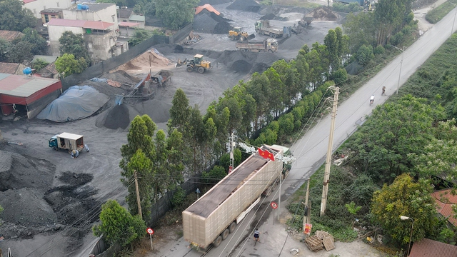 Chủ tịch tỉnh Bắc Giang chỉ đạo làm rõ phản ánh xe quá tải hoạt động trên đê Lục Nam - Ảnh 1.
