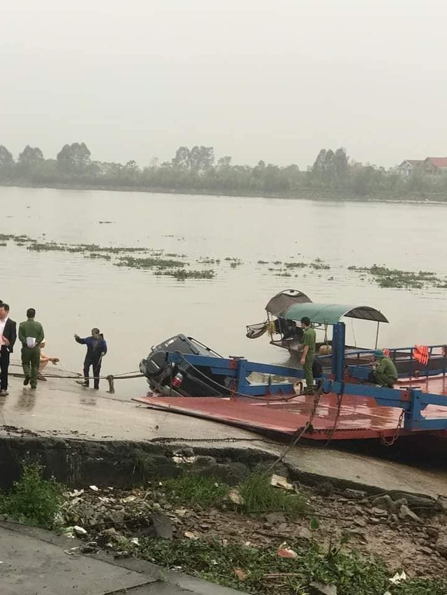Phát hiện ô tô chìm tại bến phà nối Nam Định - Ninh Bình, một người trong xe tử vong - Ảnh 1.
