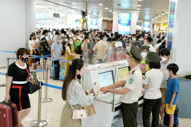 Hành khách của Bamboo Airways được thí điểm ứng dụng CCCD gắn chíp để xác thực tại Nội Bài

 - Ảnh 1.