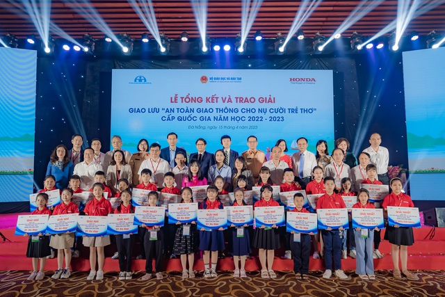 Các vị đại biểu cùng các em học sinh chụp ảnh lưu niệm tại lễ trao giải “An toàn giao thông cho nụ cười trẻ thơ” năm học 2022 – 2023 do Honda Việt Nam phối hợp tổ chức cùng phối hợp với Vụ Giáo dục Tiểu học (Bộ Giáo dục và Đào tạo và Ủy ban An toàn giao thông Quốc.