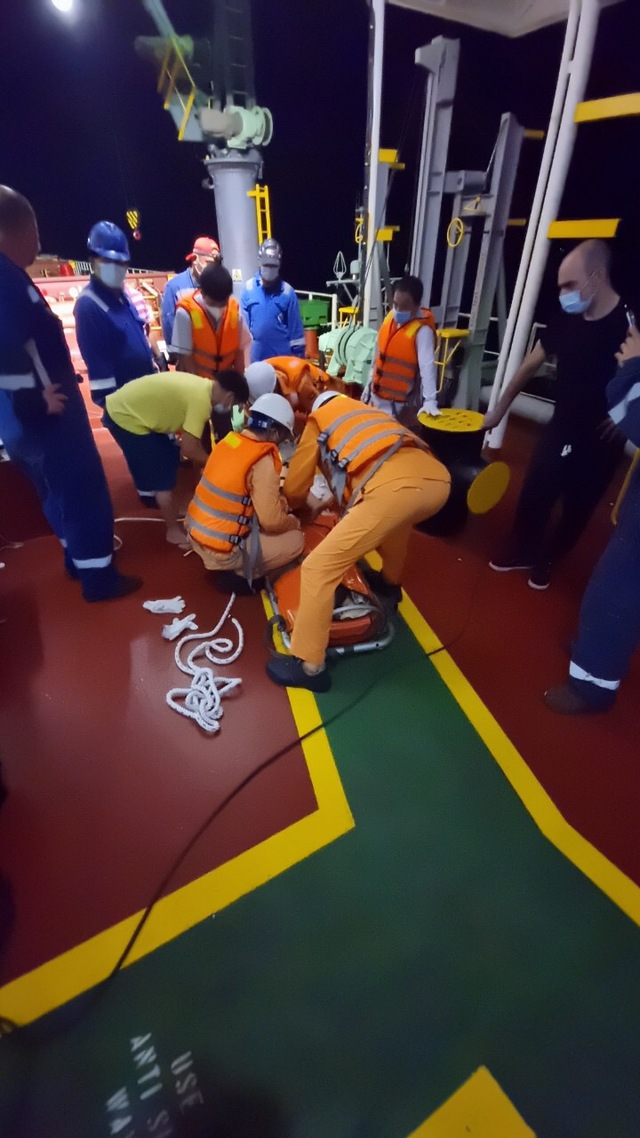 Video: Cứu thuyền viên nước ngoài gặp nạn trên vùng biển Vũng Tàu   - Ảnh 5.