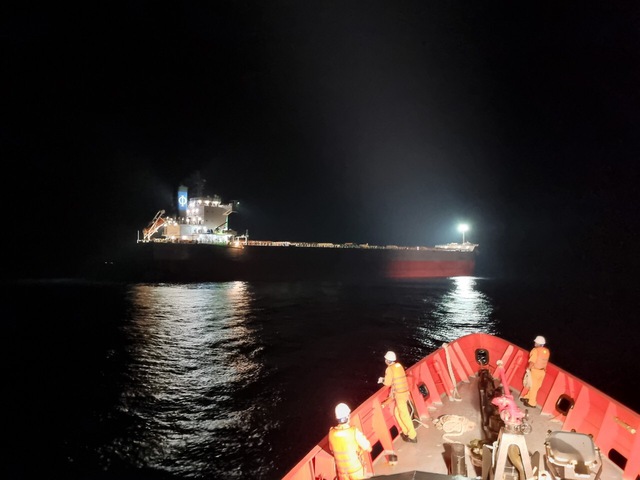 Video: Cứu thuyền viên nước ngoài gặp nạn trên vùng biển Vũng Tàu   - Ảnh 3.