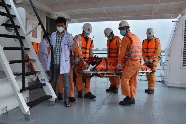 Video: Cứu thuyền viên nước ngoài gặp nạn trên vùng biển Vũng Tàu   - Ảnh 7.