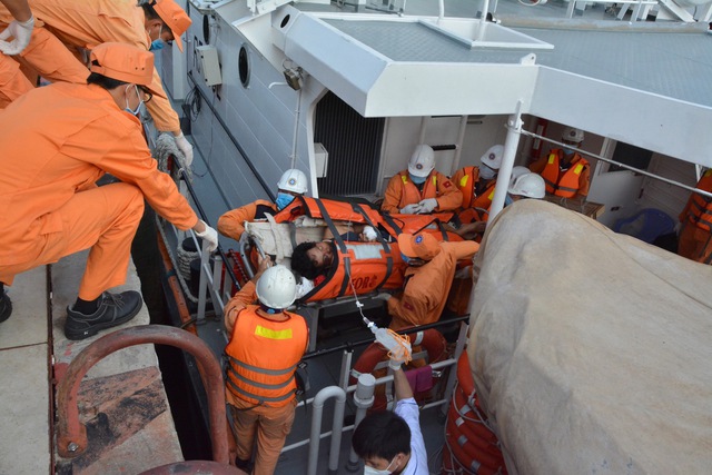 Video: Cứu thuyền viên nước ngoài gặp nạn trên vùng biển Vũng Tàu   - Ảnh 6.