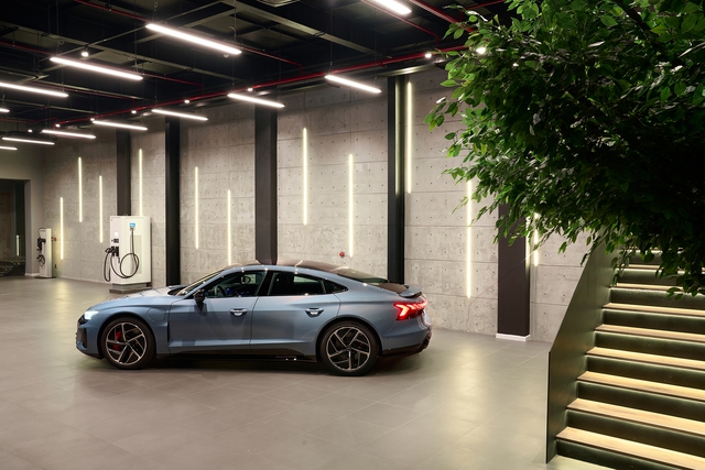 Mẫu xe thể thao thuần điện hạng sang Audi RS e-tron GT 2023 vừa ra mắt thị trường Việt Nam. xe điện