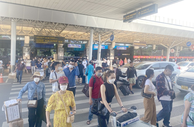 Sân bay Tân Sơn Nhất dự kiến đón gần 800.000 hành khách dịp cao điểm lễ 30/4 và 1/5 - Ảnh 1.