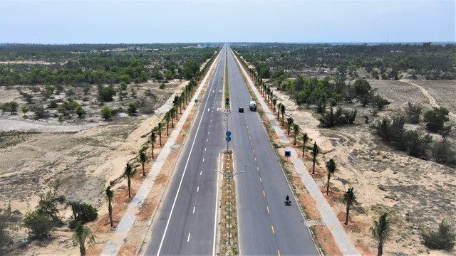 Thông xe qua làn đường mới trên tuyến đường ven biển Võ Chí Công - Ảnh 1.