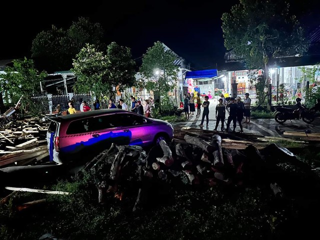 Xe chở gỗ keo lật trên QL24 ở Quảng Ngãi, 6 người bị thương - Ảnh 2.