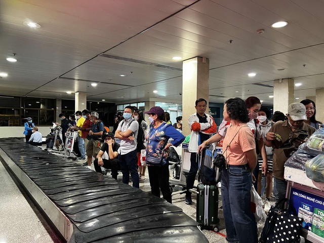 Đã xác định nguyên nhân hành khách phải chờ lấy hành lý hơn 1 tiếng ở Tân Sơn Nhất   - Ảnh 1.