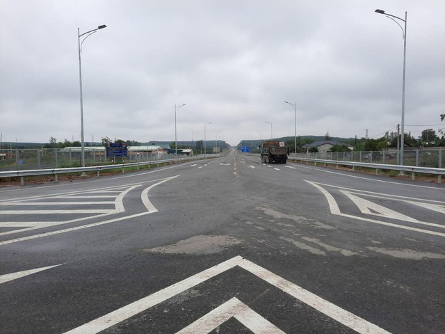 Khẩn trương đảm bảo ATGT nút giao cao tốc Cam Lộ - La Sơn với QL9 - Ảnh 1.
