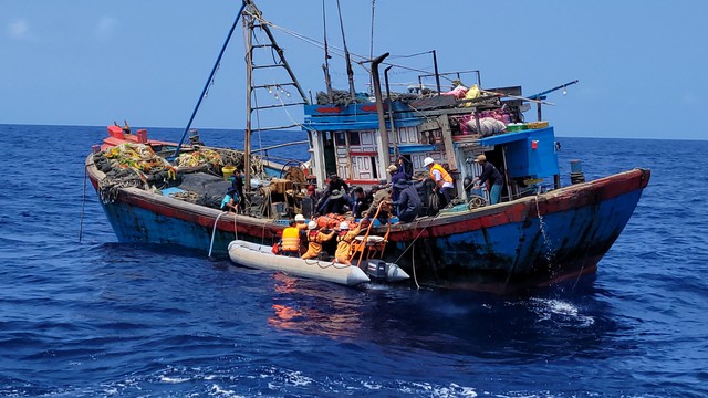 Vượt sóng, giành lại sự sống thuyền viên gặp nạn gần quần đảo Hoàng Sa

 - Ảnh 1.