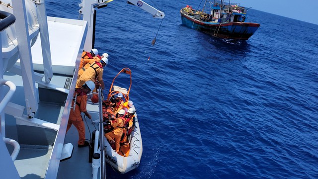 Vượt sóng, giành lại sự sống thuyền viên gặp nạn gần quần đảo Hoàng Sa

 - Ảnh 2.