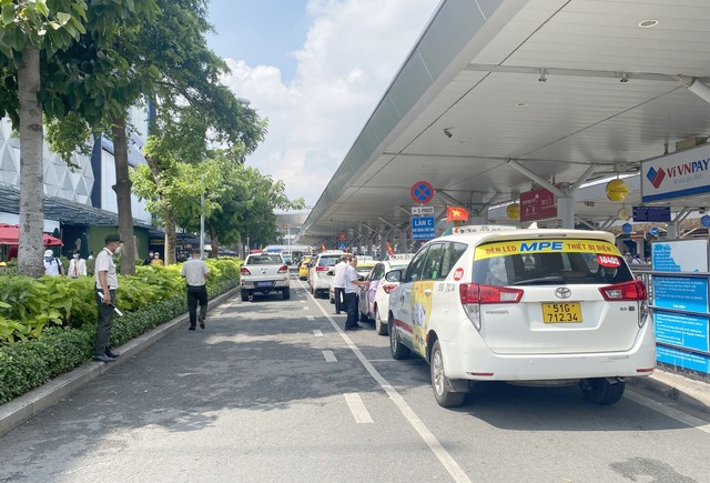 Vẫn chưa chốt được ngày thu phí taxi truyền thống vào đón khách tại sân bay Tân Sơn Nhất - Ảnh 1.