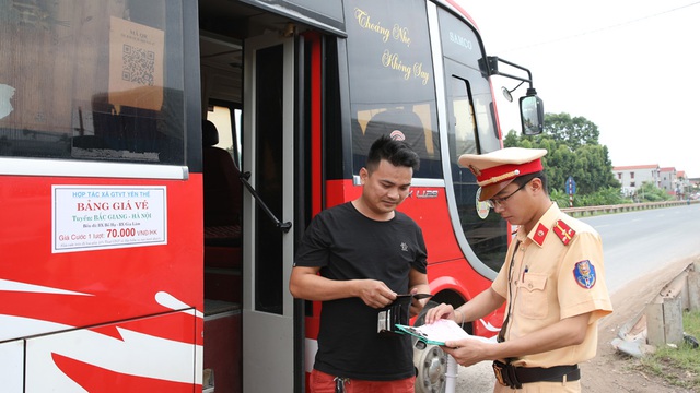 Bắc Giang xử lý 128 xe đưa đón công nhân, xe khách vi phạm  - Ảnh 1.
