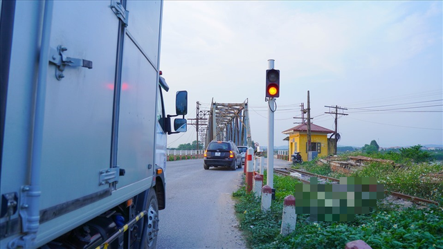CSGT Bắc Giang xử lý nghiêm lái xe cố tình vượt cầu chung khi đèn đỏ đã bật sáng - Ảnh 3.