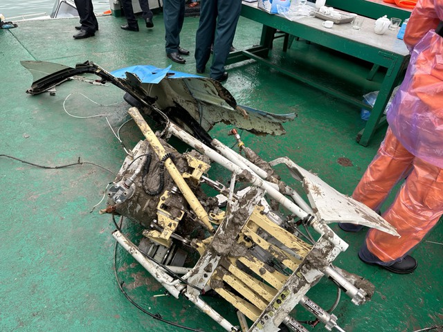 Cận cảnh những mảnh vỡ của chiếc máy bay trực thăng rơi được tìm thấy    - Ảnh 6.