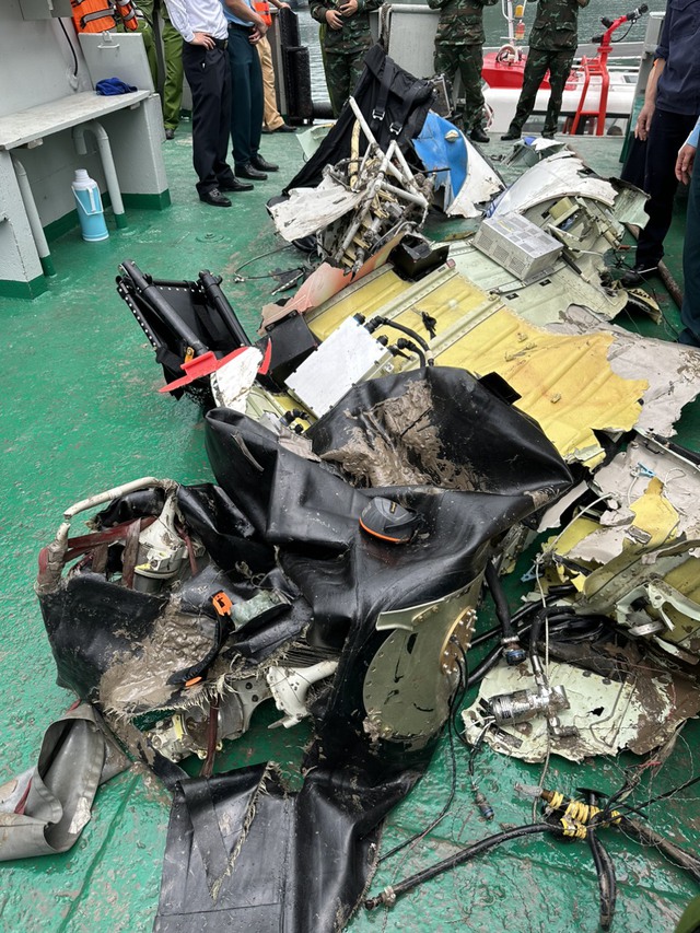 Cận cảnh những mảnh vỡ của chiếc máy bay trực thăng rơi được tìm thấy    - Ảnh 8.